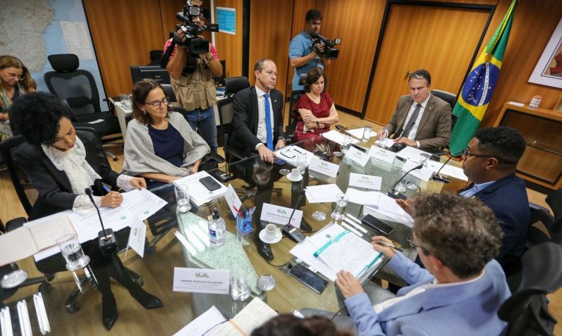 O ministro da Educação, Camilo Santana, a ministra da Saúde, Nísia Trindade, e o secretário-executivo do Ministério da Justiça (MJ), Ricardo Capelli, durante reunião de grupo interministerial para discutir a segurança nas escolas. / Fabio Rodrigues-Pozzebom/ Agência Brasil