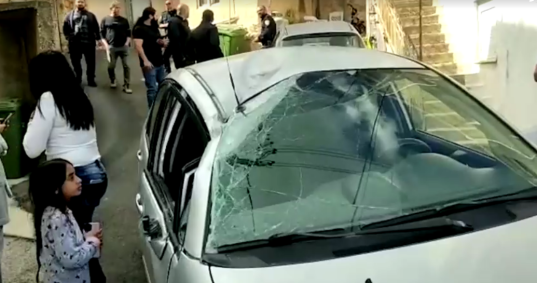 Imagens captadas pela Reuters mostram veículo danificado na vila de Fassuta, no norte de Israel, após ataques de foguetes.