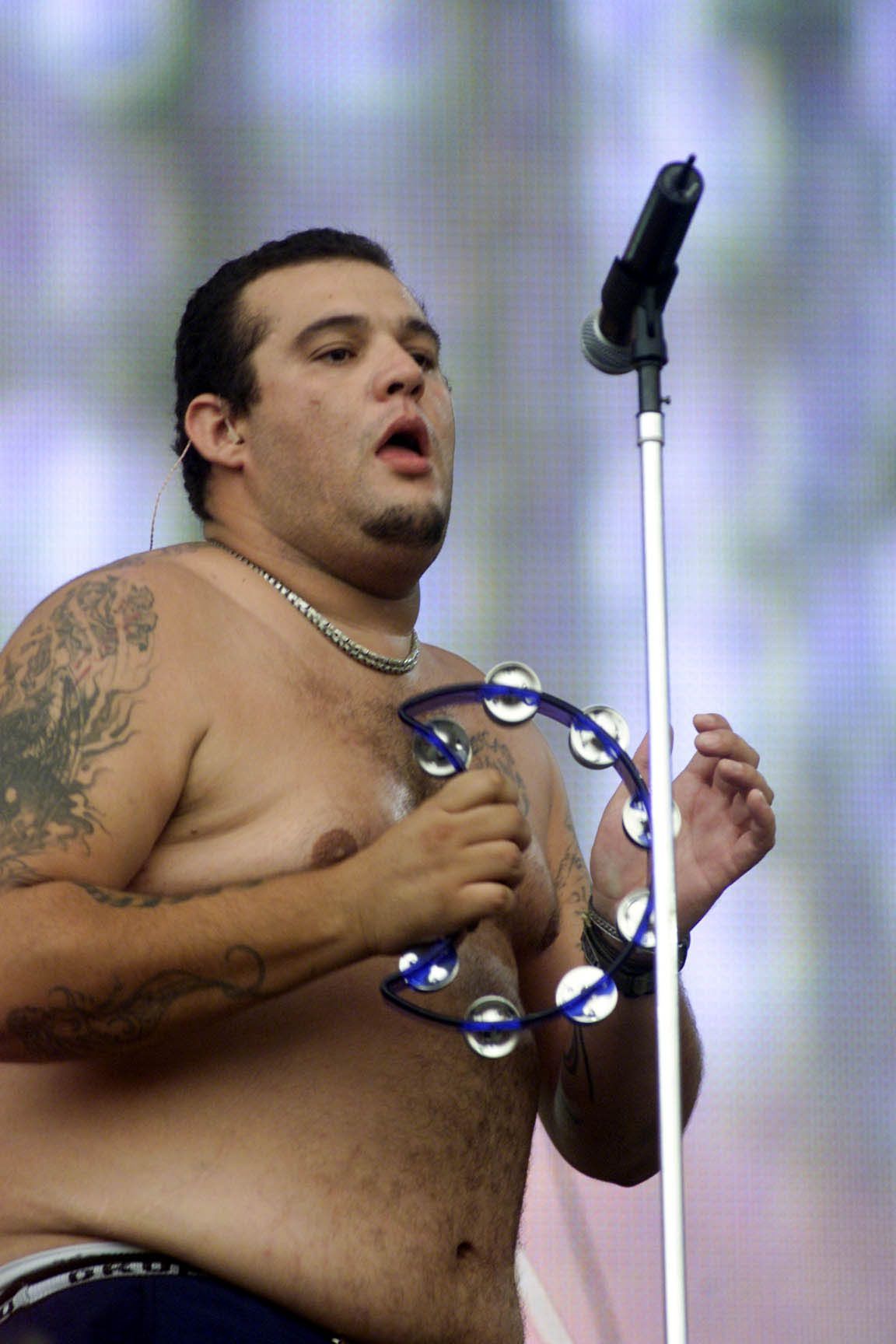 O vocalista Regis Bolo durante show do grupo Surto realizado no Palco Mundo da Cidade do Rock, em Jacarepaguá, zona oeste do Rio de Janeiro, em 2001. / MILTON MICHIDA/ESTADÃO CONTEÚDO/AE