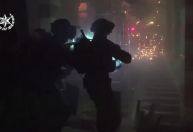 Polícia israelense ataca fiéis em mesquita em Jerusalém; autoridades culpam agitadores