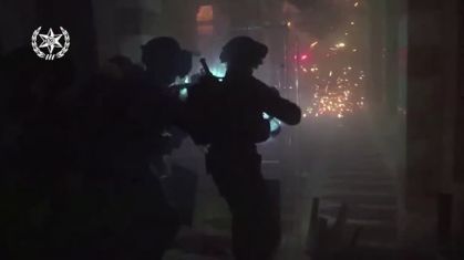 Polícia israelense ataca fiéis em mesquita em Jerusalém