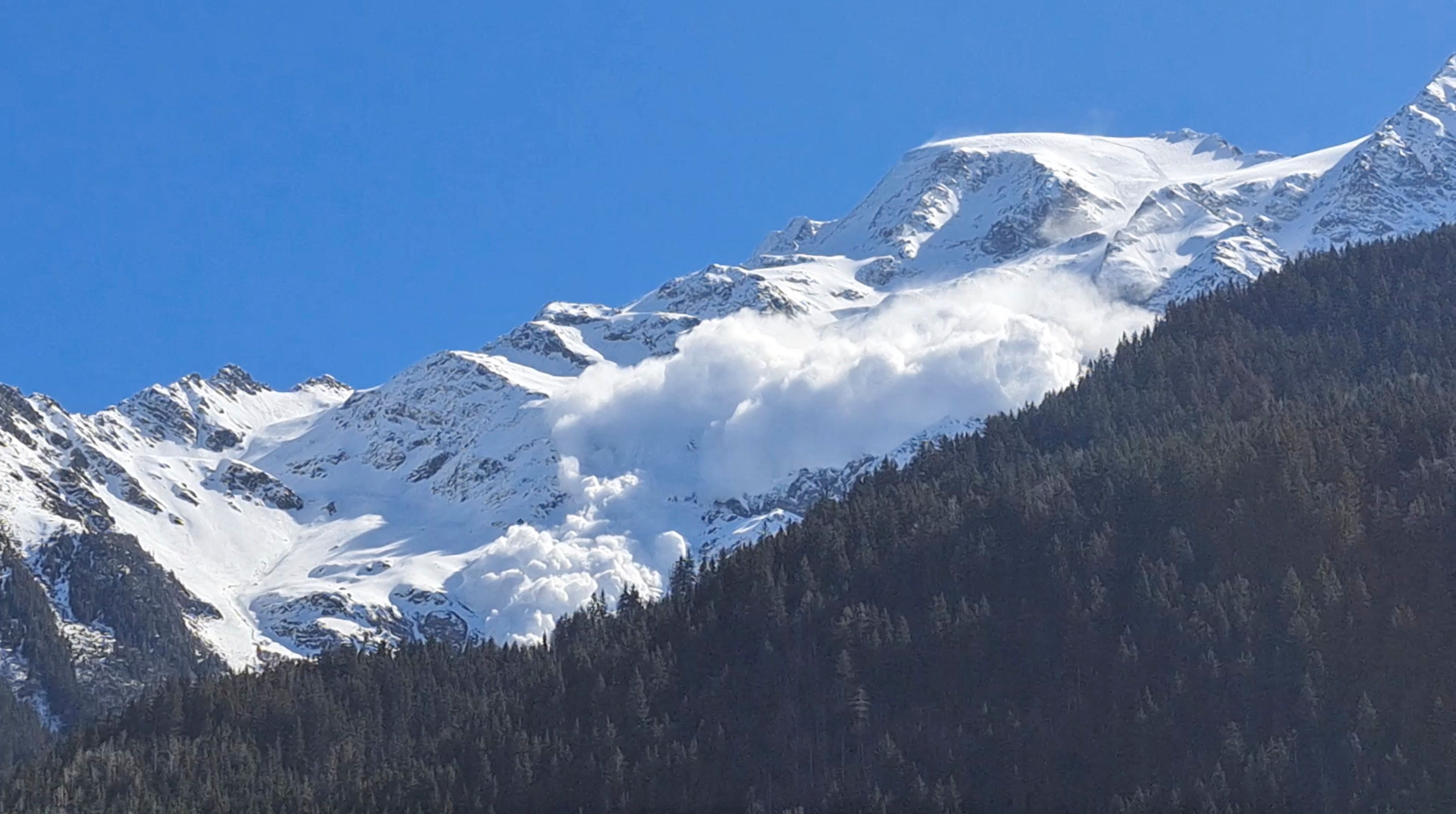 Imagem de destaque do post: Sexto corpo é encontrado nos Alpes franceses após avalanche varrer região