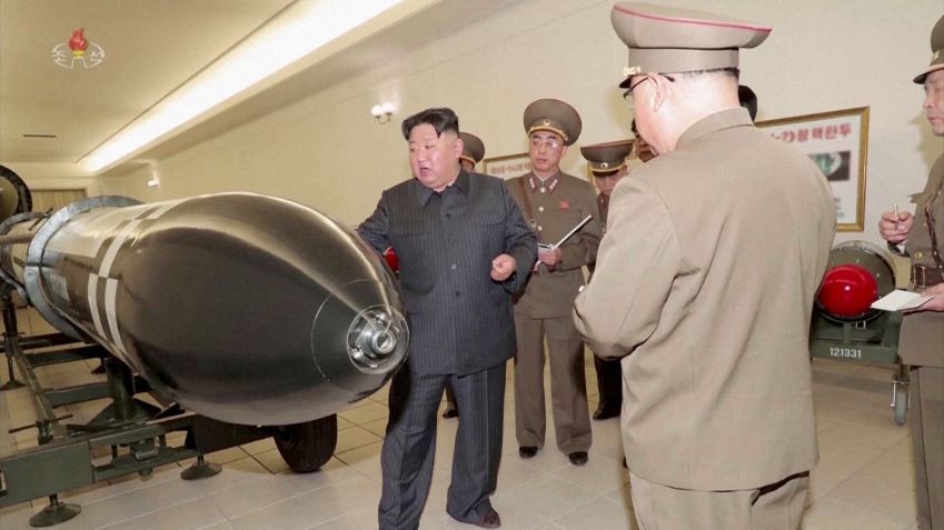 Líder norte-coreano, Kim Jong-un, durante inspeção de armas nucleares. / KRT/via Reuters TV/Handout via REUTERS