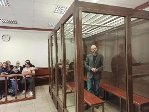 Opositor russo Vladimir Kara-Murza ouve sua sentença em tribunal da Rússia nesta segunda-feira (17). / Reuters