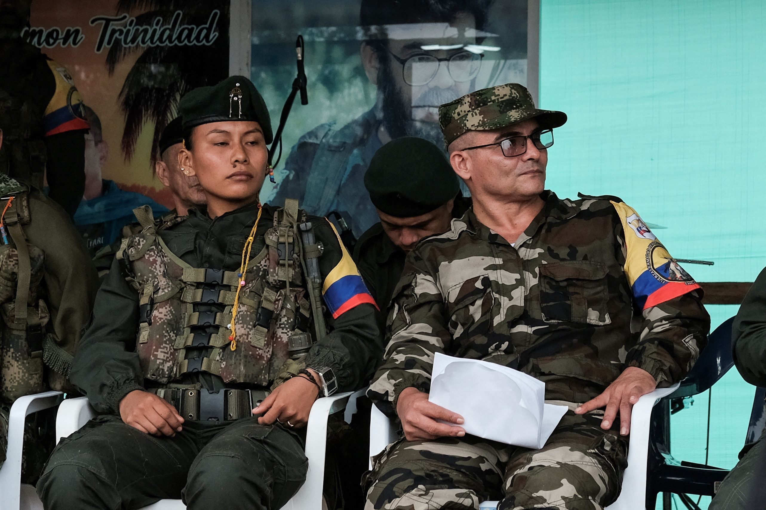 Membros de grupo dissidente das Farc durante reunião em Yari, na Colômbia
