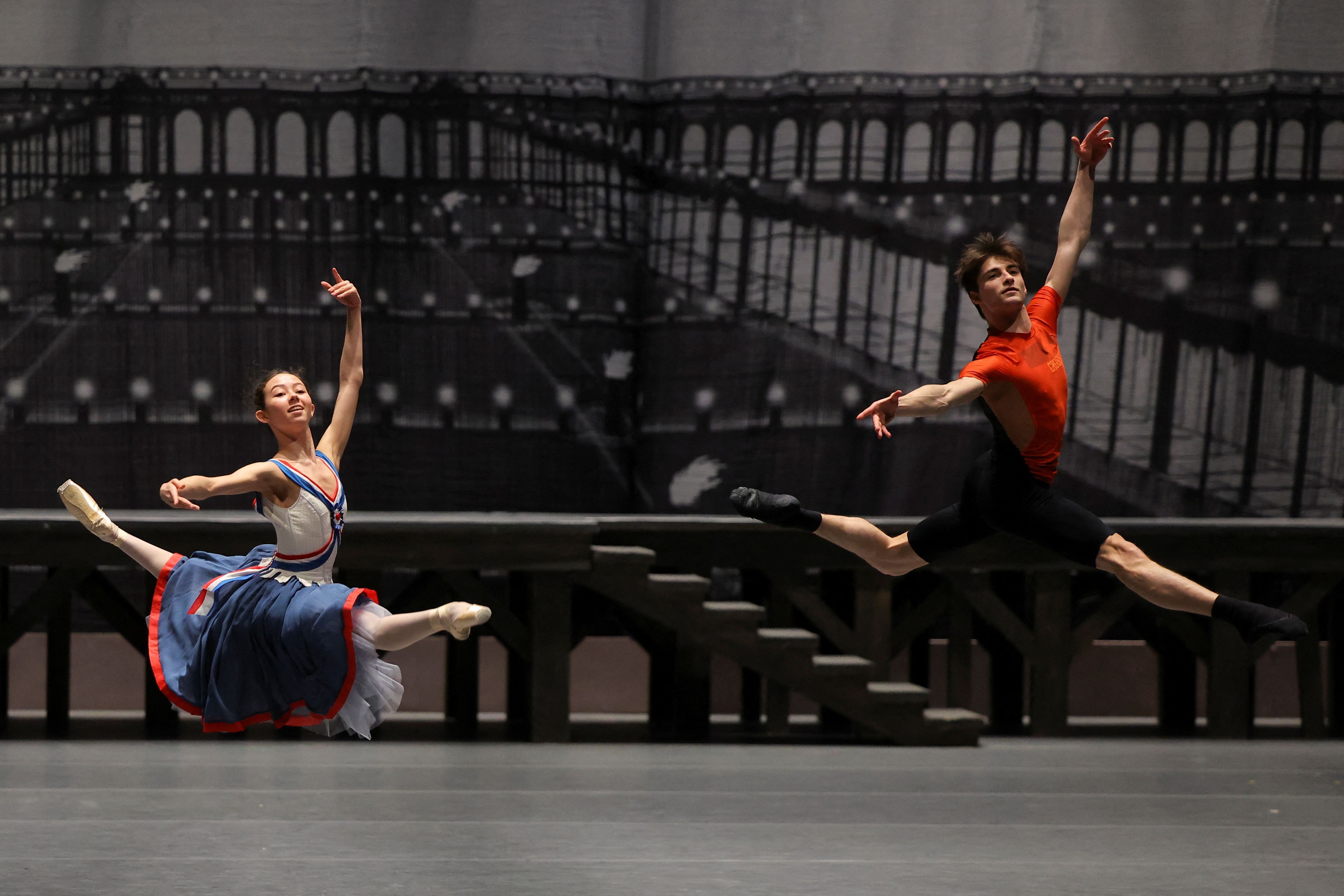 Dançarina principal Elizaveta Koloreva e solista Alexei Putintsev, do Teatro Bolshoi, participam de ensaio em Moscou