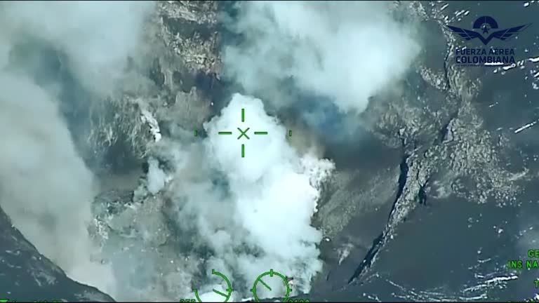 Vídeo aéreo captura erupção em cratera de vulcão na Colômbia