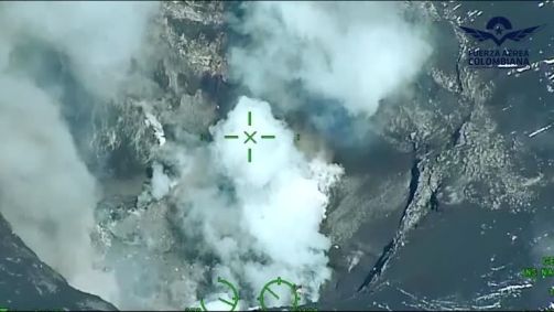 Vídeo aéreo captura erupção em cratera de vulcão na Colômbia