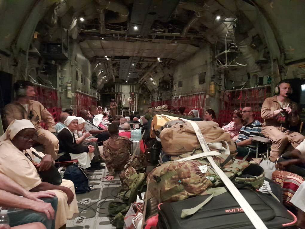 Cidadãos italianos embarcam em uma aeronave C130 da Força Aérea Italiana durante sua evacuação de Cartum, Sudão / Ministero della Difesa/Handout via REUTERS