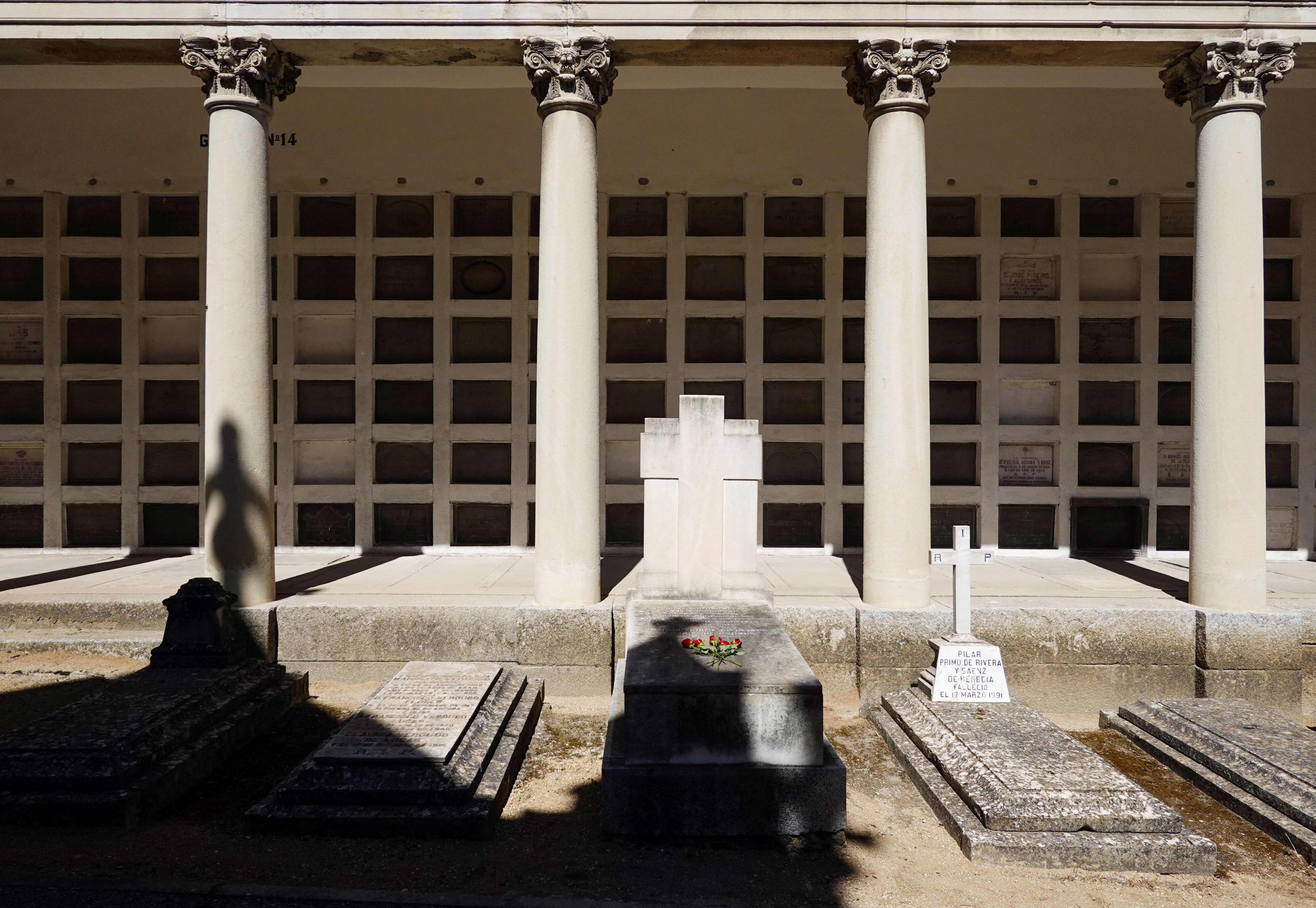 Túmulos da família Primo de Rivera são vistos no cemitério de San Isidro, em Madri, onde os restos mortais de José Antonio Primo de Rivera, fundador do partido fascista espanhol Falange, devem ser enterrados após serem exumados