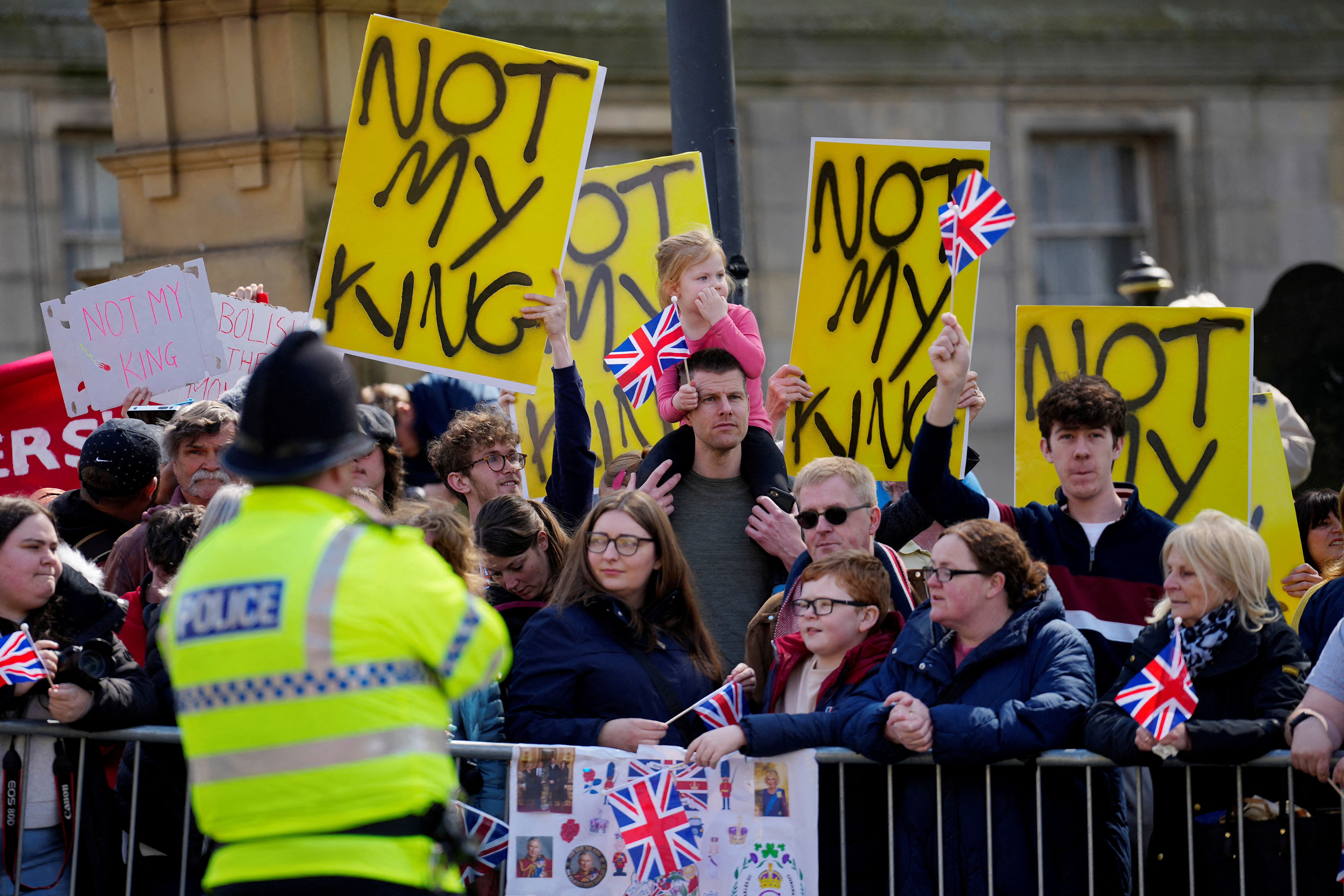 Manifestantes protestam contra visita do rei britânico Charles em Liverpool