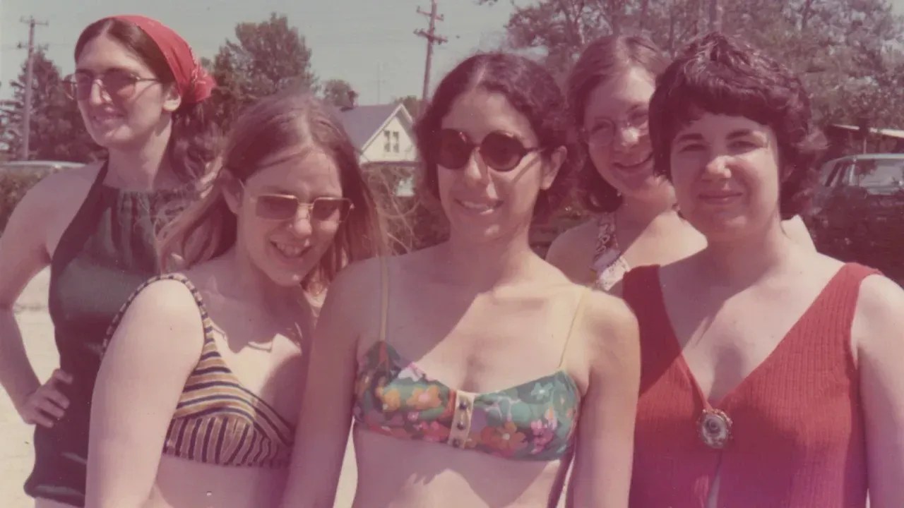 Apesar de jovens, os membros do Jane conseguiram administrar um serviço de aborto ilegal dedicado às necessidades de cada mulher. A partir da esquerda: Martha Scott, Jeanne Galatzer-Levy, Abby Pariser, Sheila Smith e Madeline Schwenk / HBO
