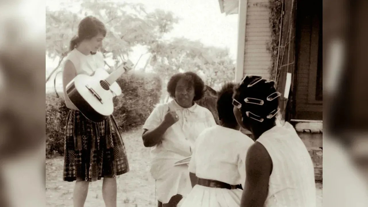 Heather Booth, 18, com a heroína dos direitos civis Fannie Lou Hamer durante o "Verão da Liberdade" em Ruleville, Mississippi, em 1964. Booth foi um das centenas de estudantes universitários que ajudaram no registro de eleitores afro-americanos no sul segregado / Wallace I. Roberts/Cortesia da Roberts family