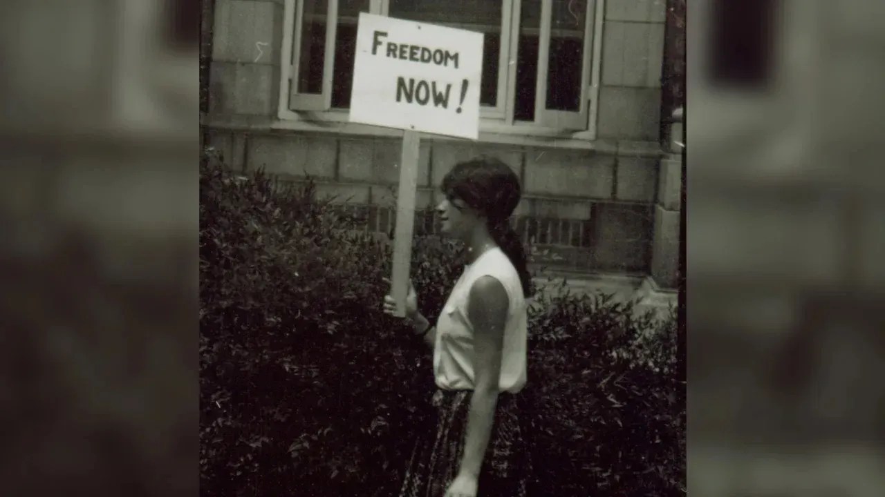 Como muitas mulheres jovens nos anos 60, Heather Booth frequentemente protestava pelos direitos civis e das mulheres / Wallace I. Roberts/Cortesia da Roberts family