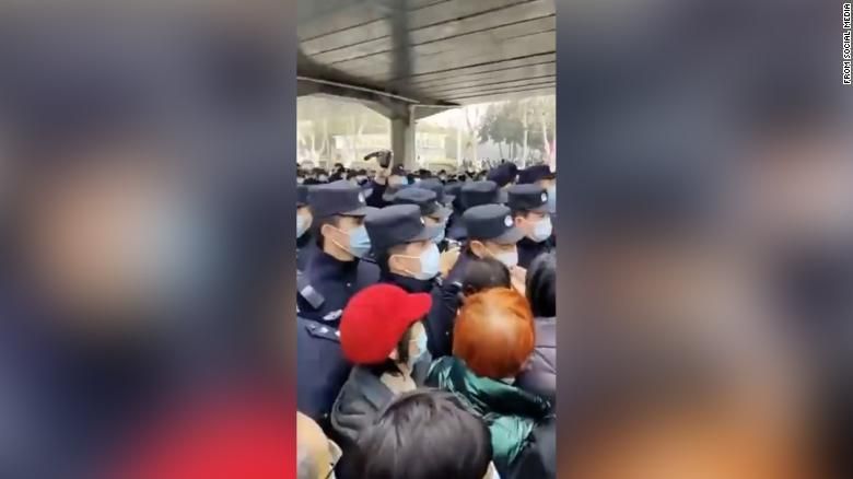 Os residentes de Wuhan se reuniram para protestar contra a reforma do seguro de saúde público da cidade em 15 de fevereiro / CNN/redes sociais