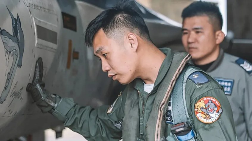 Em imagem divulgada no domingo, 9 de abril de 2023, um piloto de Taiwan pode ser visto com uma insígnia no braço mostrando um urso negro de Formosa socando o Ursinho Pooh. / Divulgação / MNA TAIWAN