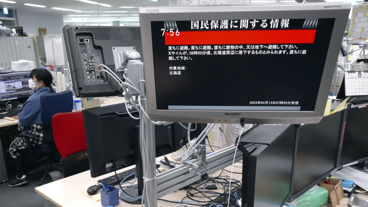 Uma tela em um escritório de Tóquio na manhã de quinta-feira mostra uma declaração do governo japonês alertando os cidadãos da ilha principal de Hokkaido, no extremo norte, para se protegerem imediatamente e permanecerem dentro de edifícios / Kyodo/Reuters