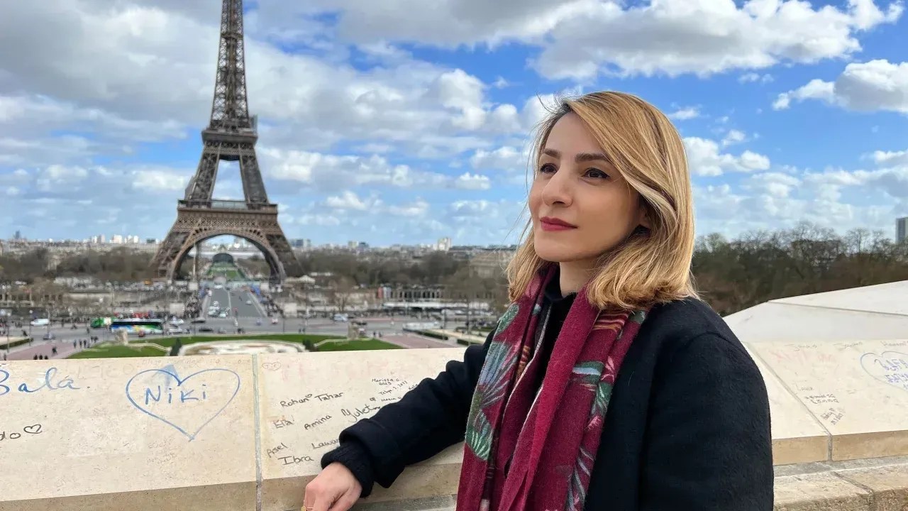 Massi Kamari, uma ativista iraniana que mora em Paris, diz que a inteligência iraniana ameaçou mandar sua família para a prisão, em Teerã, se ela continuasse seu ativismo contra o regime no exterior / Pierre Bairin/CNN