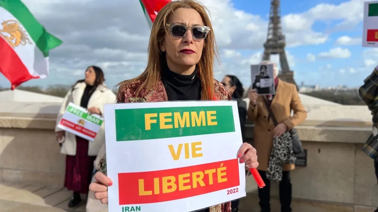 Outros exilados iranianos com entes queridos ainda no país natal contam histórias semelhantes de suas famílias sendo usadas como peões pela República Islâmica para silenciá-los / Pierre Bairin/CNN