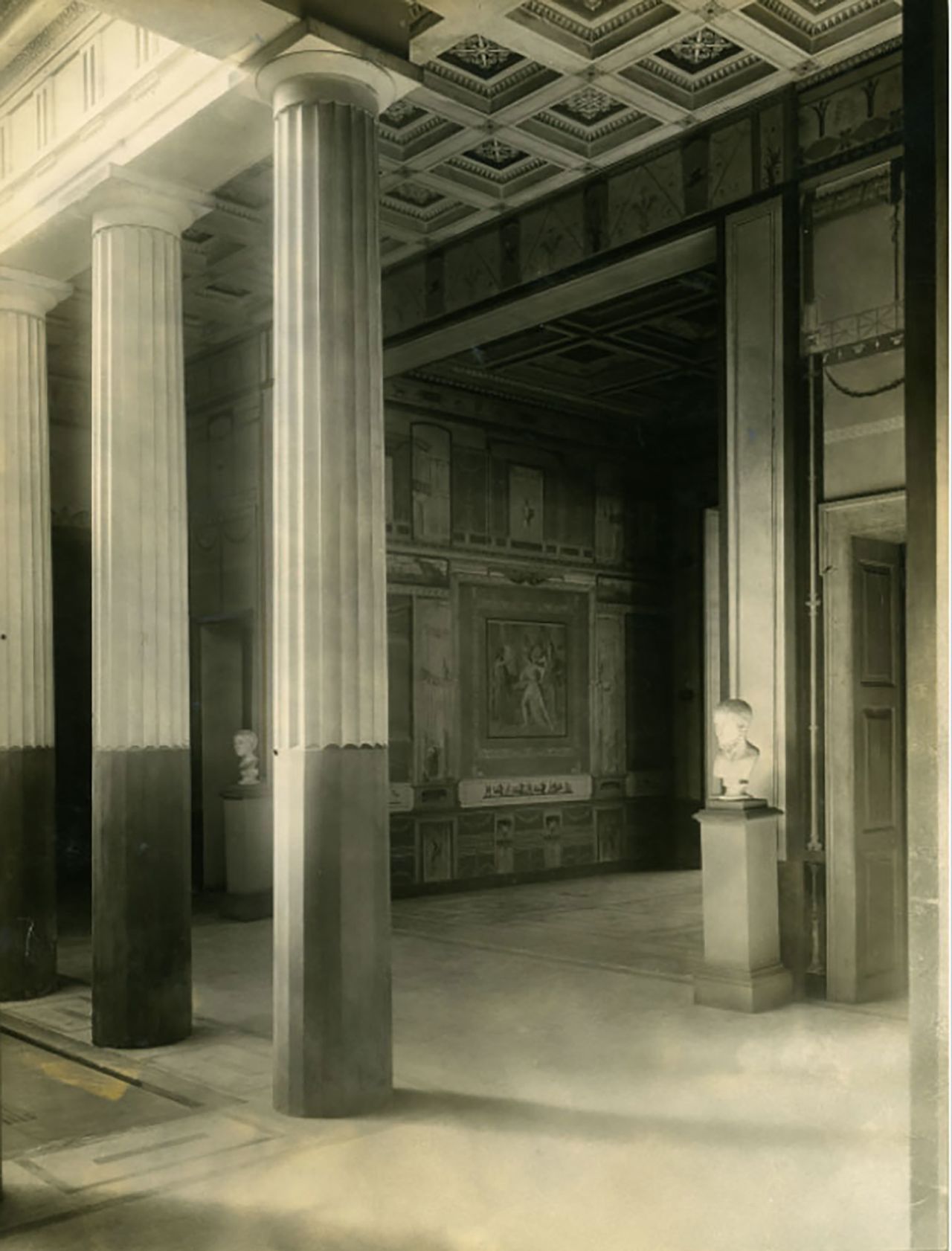 O retrato exibido no pátio do Pompejanum, Aschaffenburg, 1931 / Bavarian Administration of State-Owned Palaces, Gardens and Lakes/Divulgação