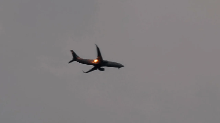 Imagens mostraram pelo menos sete rajadas de fogo do lado direito do avião, que decolou em Ohio e precisou retornar ao aeroporto após aparentemente colidir com pássaro. / Ben Nines