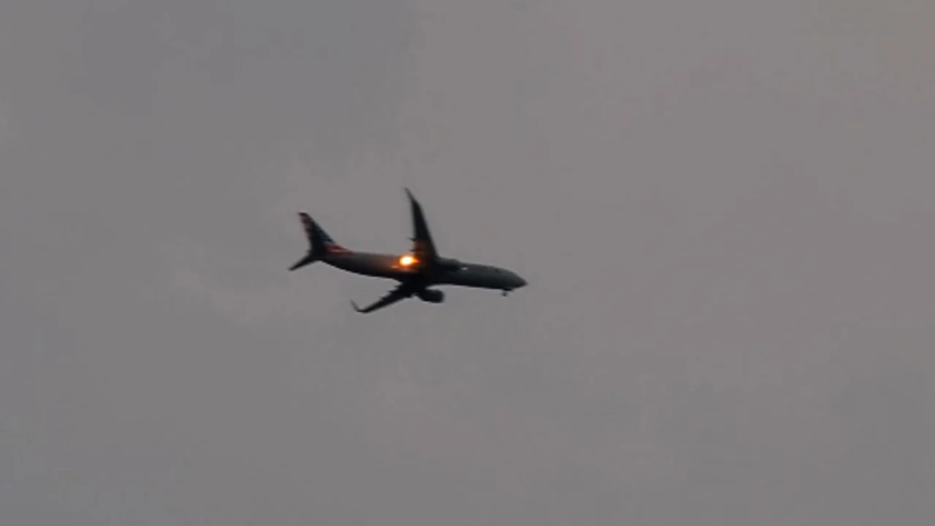 Imagens mostraram pelo menos sete rajadas de fogo do lado direito do avião, que decolou em Ohio e precisou retornar ao aeroporto após aparentemente colidir com pássaro. / Ben Nines