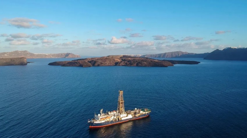 O JOIDES Resolution de perfuração profunda concluiu sua primeira viagem de pesquisa em Santorini em 2023 / Thomas Ronge/IODP-JRSO