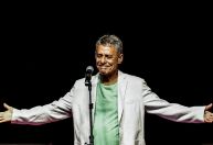 Famosos prestam apoio a Chico Buarque após cirurgia no crânio
