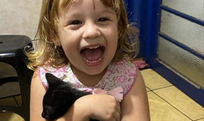 Criança viraliza após 'roubar' gato e ganha apelido: “Nazaré Tedesco de pet"