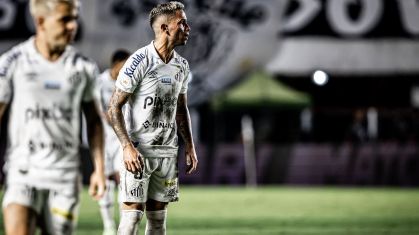 Carabajal em ação pelo Santos contra o Água Santa no Paulistão