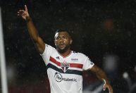 Volante do São Paulo está próximo de acerto com o Vitória; saiba detalhes