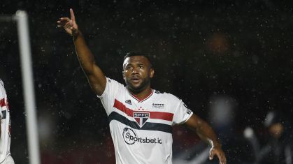 Luan comemora gol marcado pelo São Paulo.