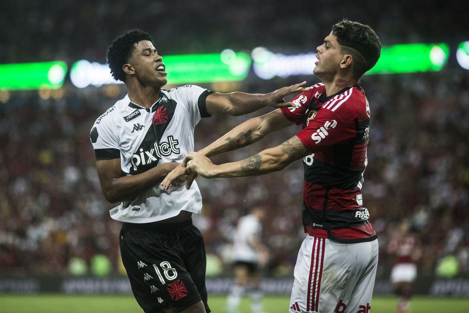 Andrey Santos (Vasco) e Ayrton Lucas (Flamengo) em clássico do Campeonato Carioca