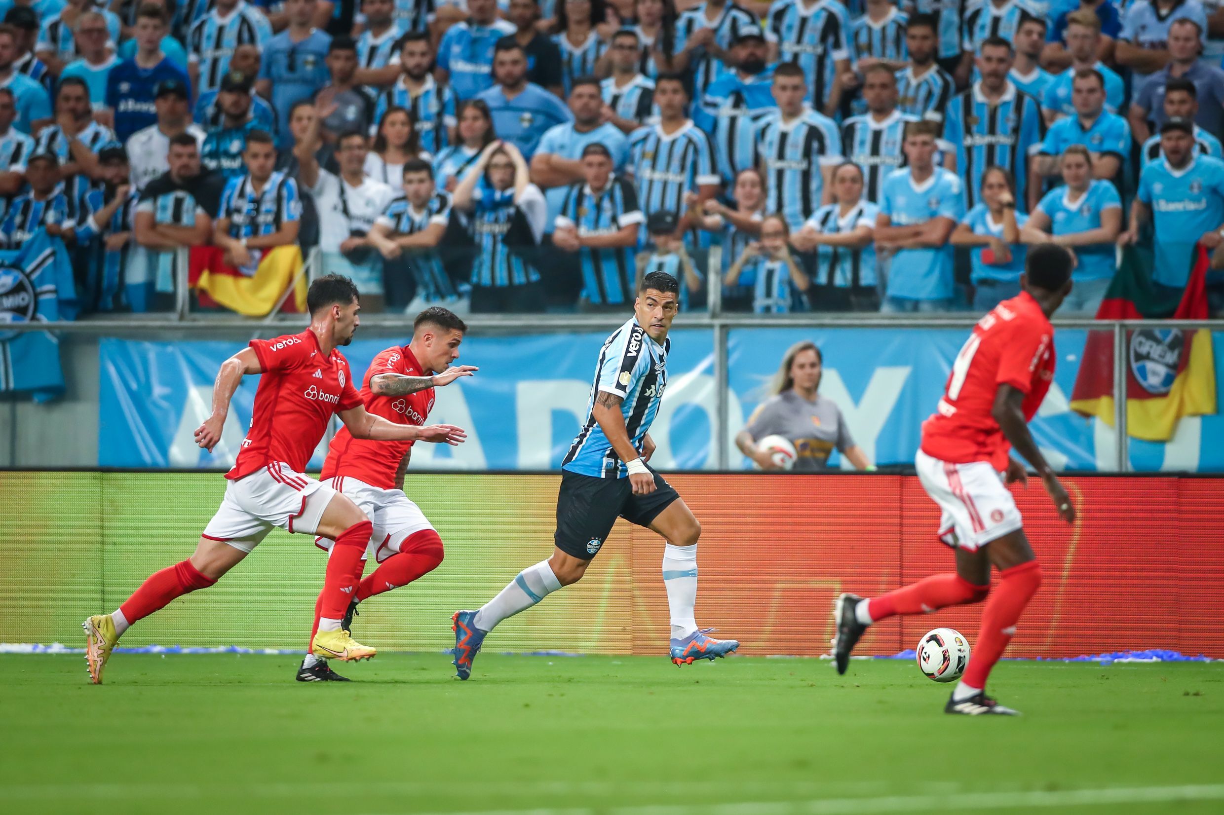 Suárez com a bola no primeiro Grenal de 2023