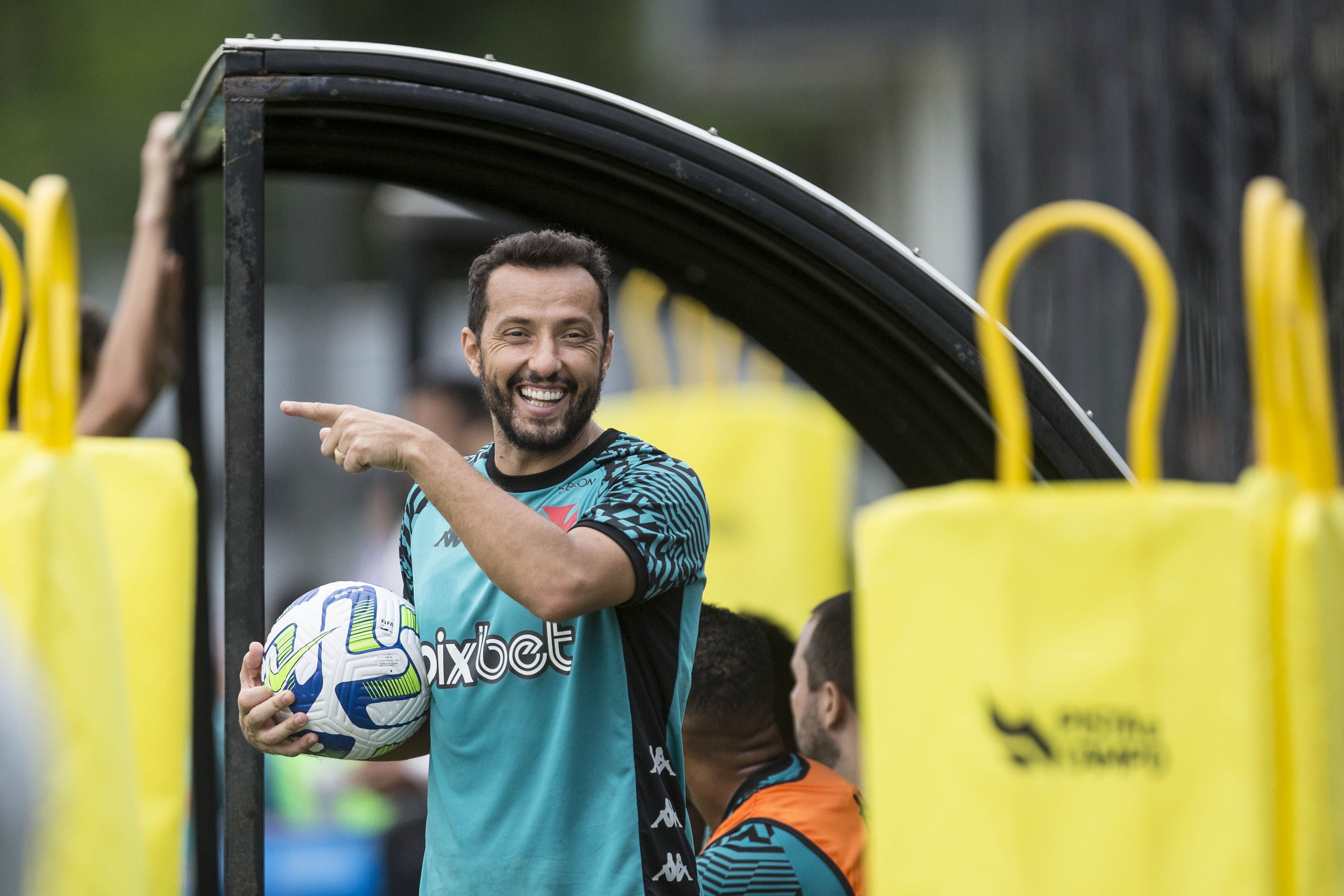 Nenê é liberado pelo Vasco, mas volta ao clube em 2024