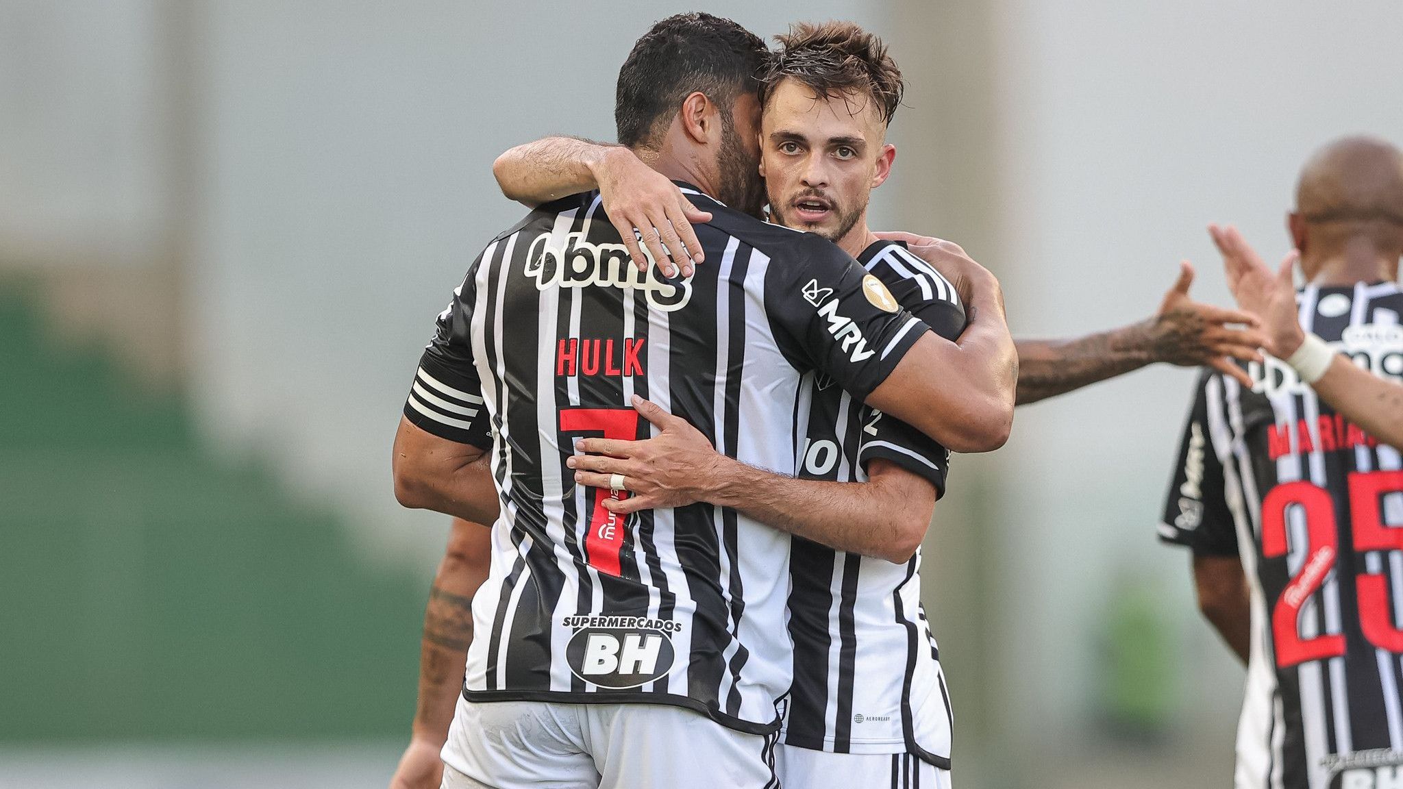 Hulk abraça Hyoran após gol na decisão do Campeonato Mineiro