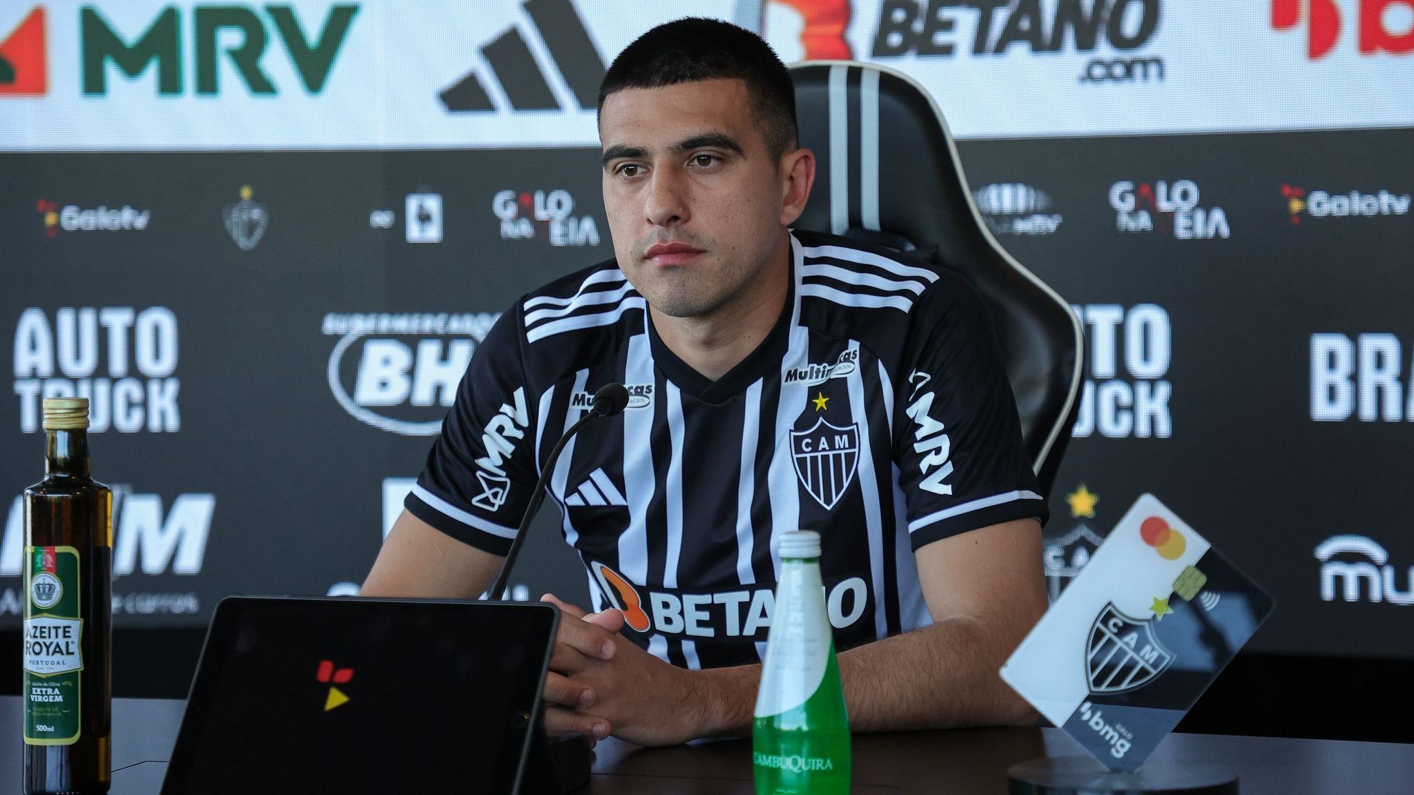 Argentino Rodrigo Battaglia é apresentado pelo Galo