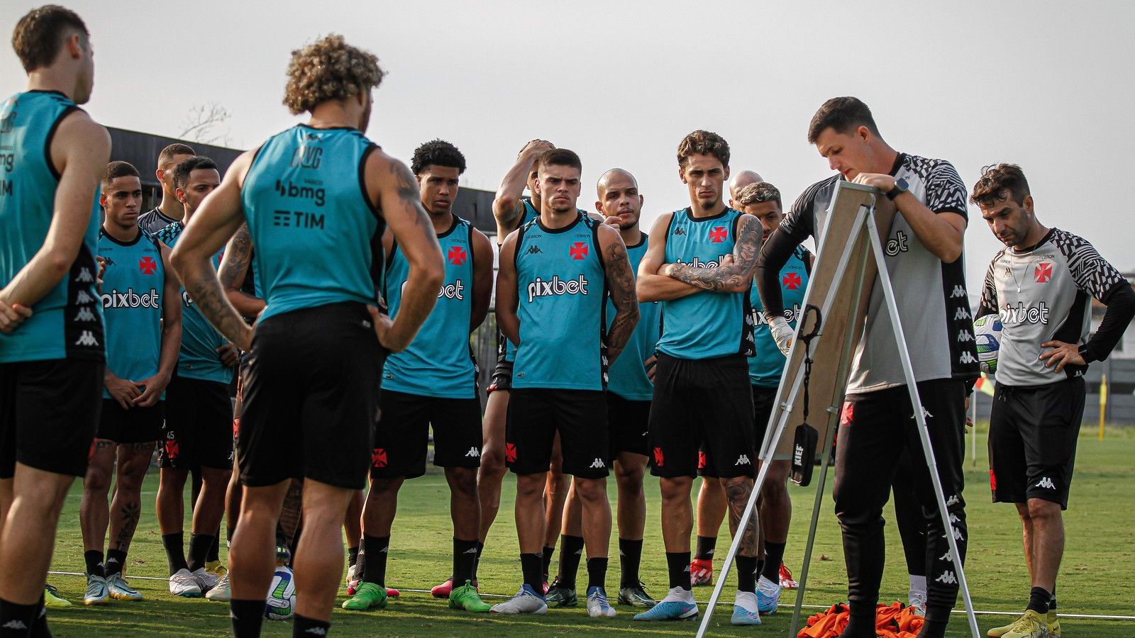 Maurício Barbieri orienta o Vasco em um dos últimos treinos antes do Brasileirão