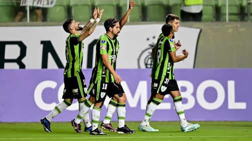 Jogadores do América-MG comemoram um dos gols da goleada sobre o Peñarol
