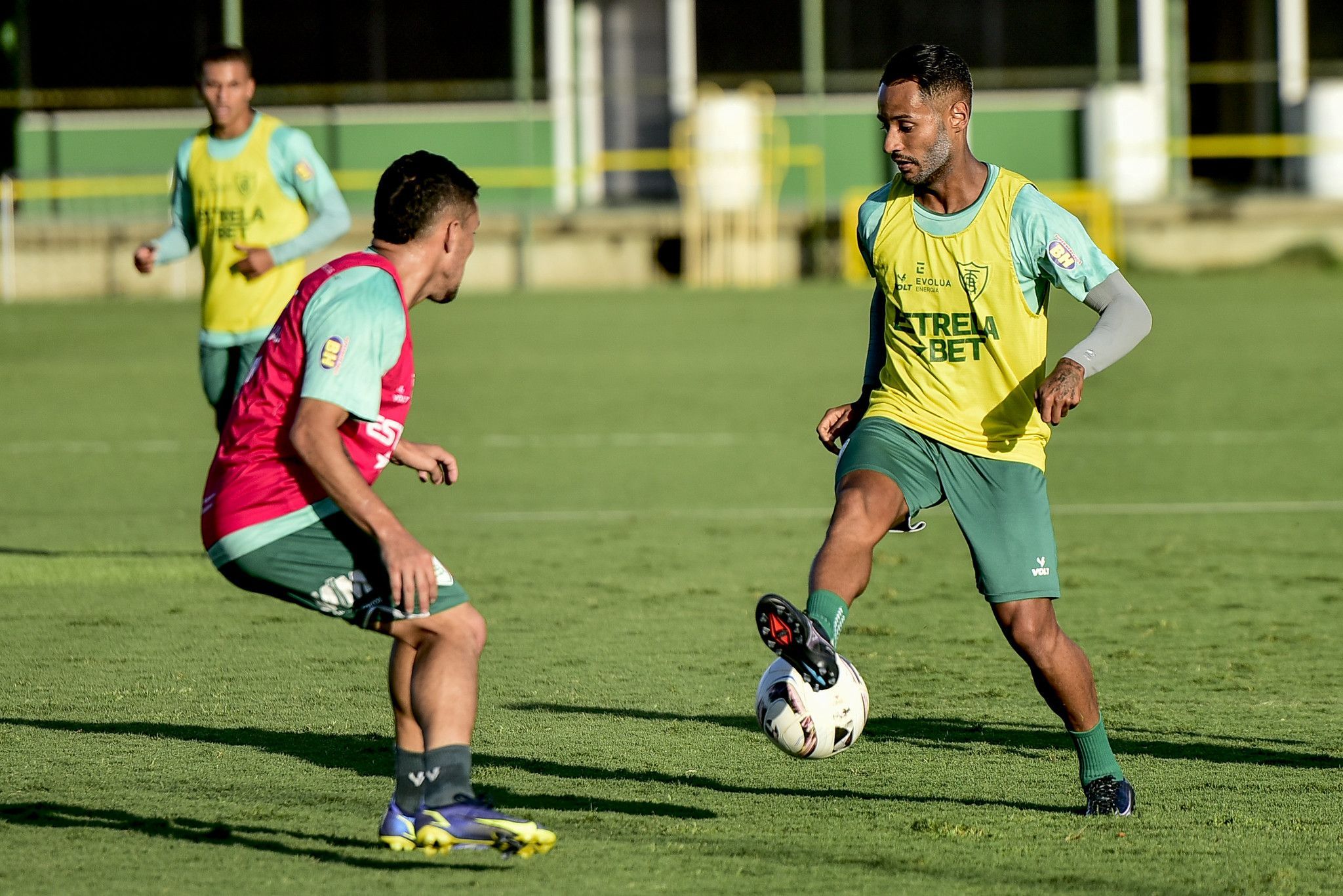 Mateus Gonçalves em treino do América Mineiro nesta quinta-feira
