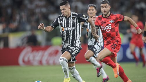 Paulinho carrega a bola no jogo contra o Libertad-PAR
