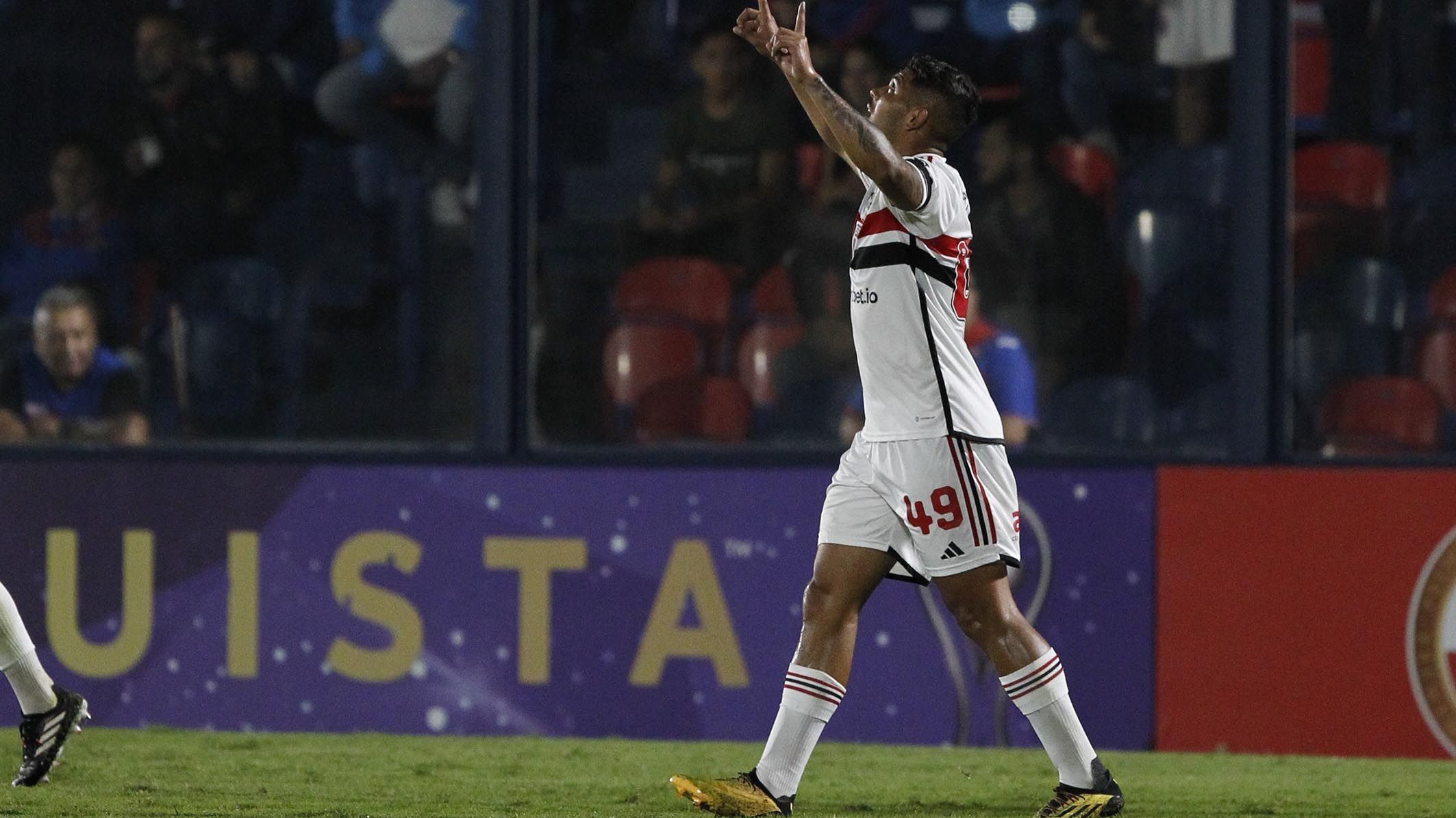 Erison comemora gol do São Paulo contra Tigres na Copa Sul-Americana