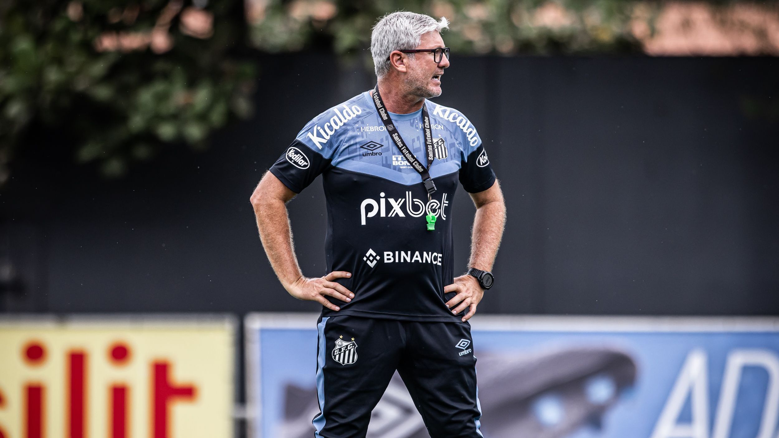 Odair Hellmann comanda treino do Santos