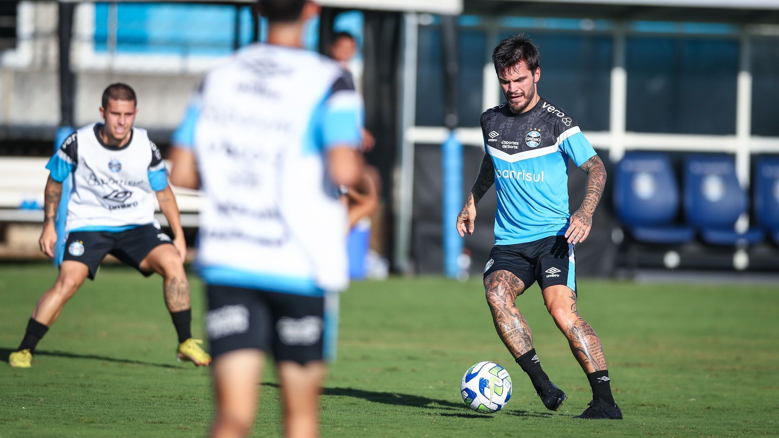 Nathan treina com elenco do Grêmio em Porto Alegre