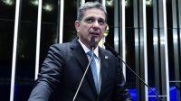 Eduardo atua para inviabilizar as nossas agendas nos EUA, diz senador