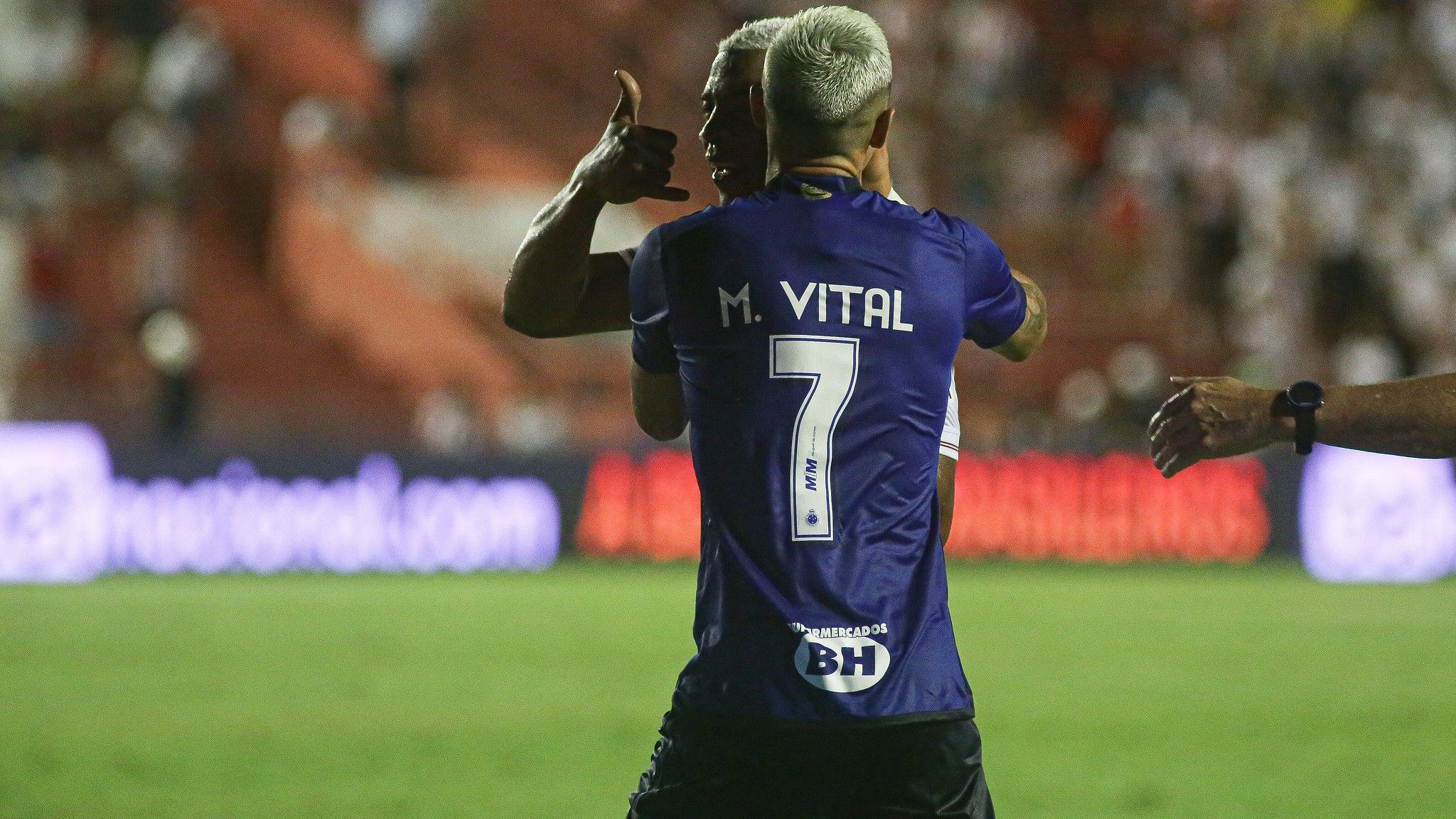 Júlio e Mateus Vital conversam no Aflitos
