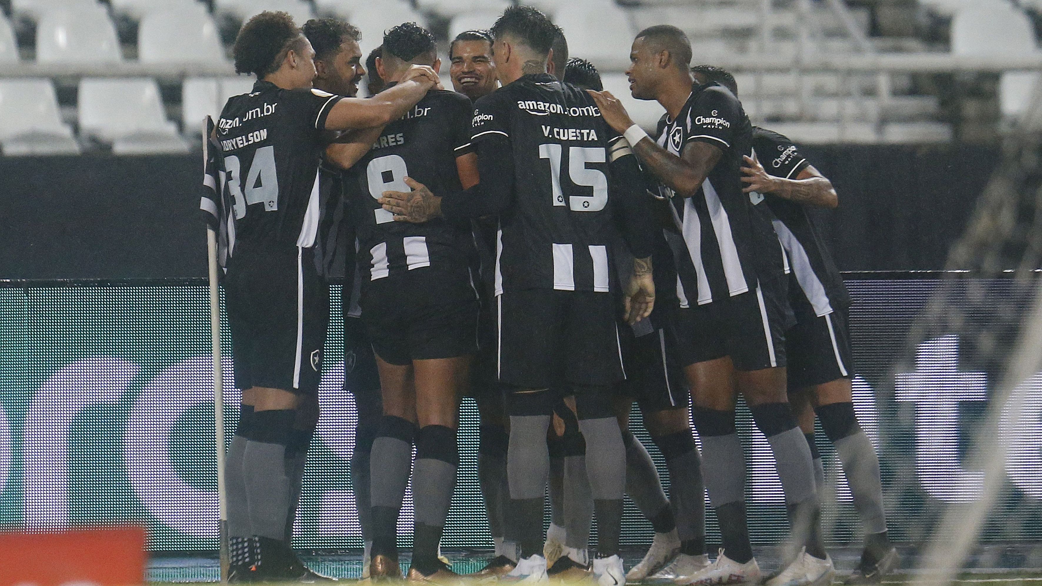 Jogadores do Botafogo comemoram vitória contra o São Paulo