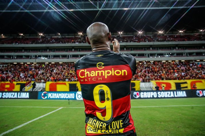 Vagner Love comemora o título com a torcida do Sport / Rafael Bandeira / SCR
