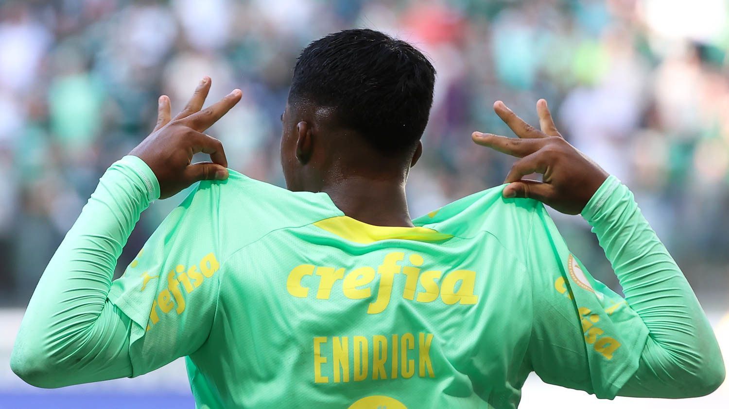 Endrick comemora gol contra o Cuiabá