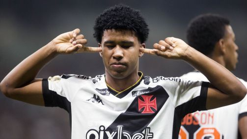 Andrey comemora seu gol na partida entre Atlético-MG